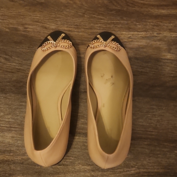 Michael Kors Black and Tan Leather Ballet Flats with Gold Bow Size 9.5 - Picture 6 of 13